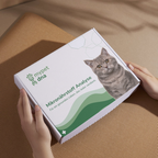 mypet dna Mikronährstoff-Testkit für Katzen wird in Händen gehalten – Fokus auf Verpackung und Markenauftritt